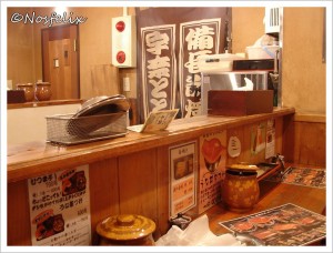 Jaoanese Restaurants in Tokyo | Unatoto resturant's counter is the place man can leave money for payment