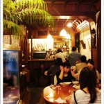 Restaurants in Tokyo | Acacia interior the bar and customers area