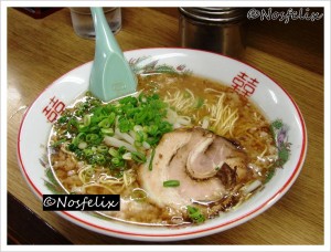 Japanese Restaurants in Tokyo Menmen Kamezo  food and service  ramen soup with  soy bean sprouts spring onions and slice of roasted pork meat
