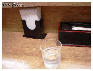 Japanese Restaurants in Tokyo Menmen Kamezo  food and service restaurant's counter and  glass of free tap water